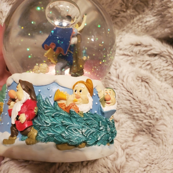 Genuine Disney Enesco "We Wish You a Merry Christmas" Snow White Globe - Picture 4 of 6